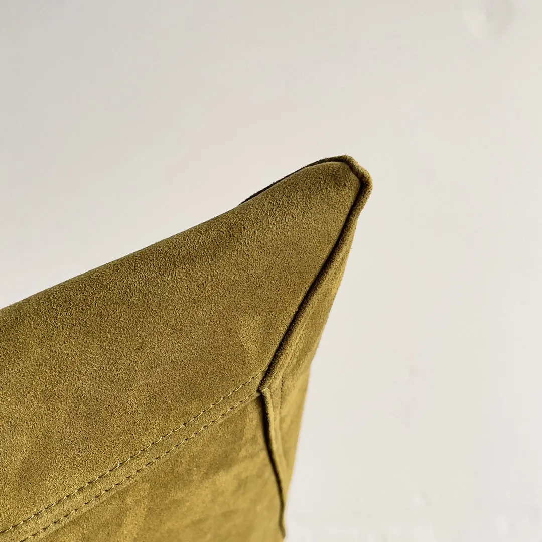 Batch 2080 Bottega Veneta, the flagship product of the 2024 autumn and winter, is making a splash from the catwalk to the streets. It not only brings a strong retro atmosphere, but also can easily interpret different styles through a variety of matching methods. Whether it is a smart and elegant workplace look or casual and comfortable daily wear, fully imported calfskin is a fashion element you can’t miss! Style number: 803977 Size: 41*20*8cm
